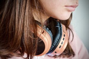 Read more about the article Healthy Headphone Use: How loud and How Long